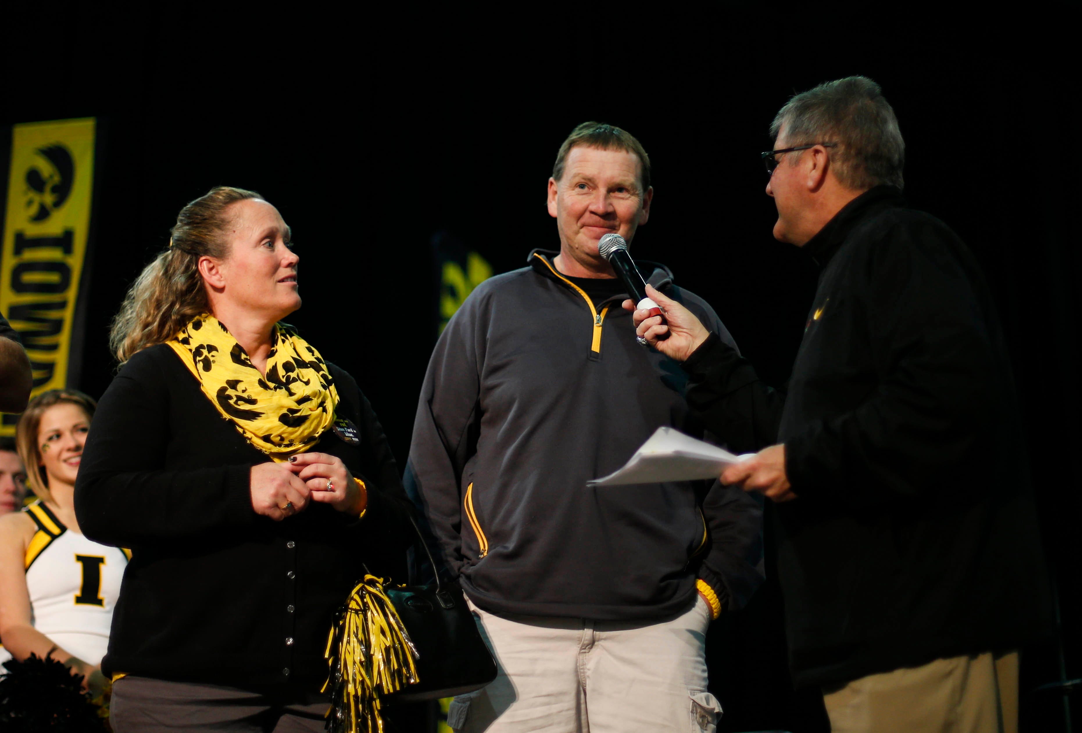 Iowa Hawkeye radio broadcaster Gary Dolphin speaks with the parents of Hawkeyes defensive end Parker Hesse during the Hawkeye Huddle on Wednesday, Dec. 30, 2015, at the Los Angeles Convention Center.